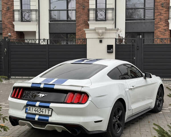 Белый Форд Мустанг, объемом двигателя 2.26 л и пробегом 164 тыс. км за 10999 $, фото 3 на Automoto.ua