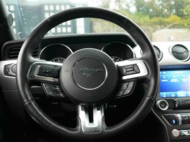 Белый Форд Мустанг, объемом двигателя 5 л и пробегом 73 тыс. км за 3900 $, фото 4 на Automoto.ua