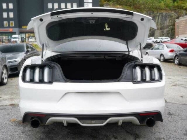 Белый Форд Мустанг, объемом двигателя 5 л и пробегом 73 тыс. км за 3900 $, фото 3 на Automoto.ua