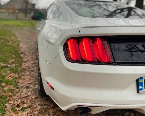 Белый Форд Мустанг, объемом двигателя 2.26 л и пробегом 240 тыс. км за 7200 $, фото 4 на Automoto.ua