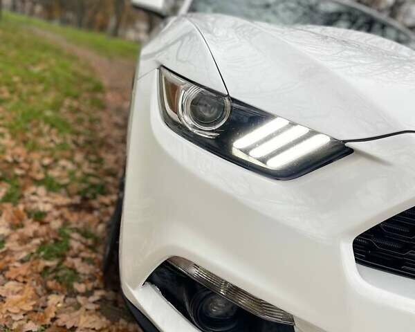 Белый Форд Мустанг, объемом двигателя 2.26 л и пробегом 240 тыс. км за 7200 $, фото 7 на Automoto.ua