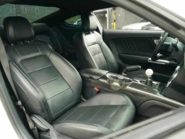 Белый Форд Мустанг, объемом двигателя 5 л и пробегом 73 тыс. км за 3900 $, фото 6 на Automoto.ua