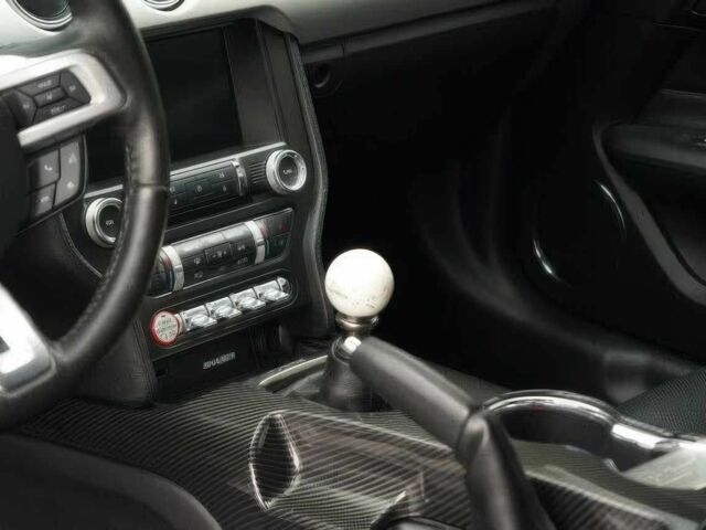 Белый Форд Мустанг, объемом двигателя 5 л и пробегом 73 тыс. км за 3900 $, фото 5 на Automoto.ua