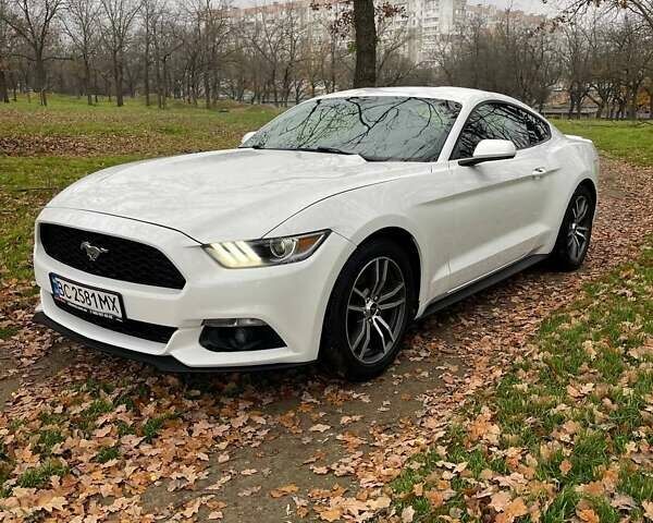 Белый Форд Мустанг, объемом двигателя 2.26 л и пробегом 240 тыс. км за 7200 $, фото 5 на Automoto.ua