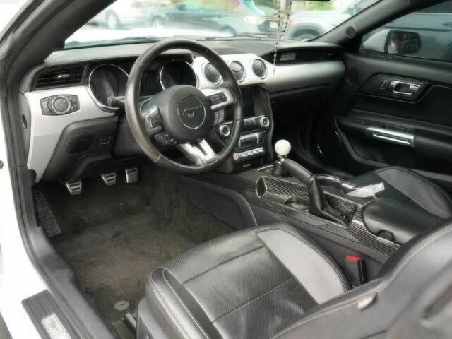 Белый Форд Мустанг, объемом двигателя 5 л и пробегом 73 тыс. км за 3900 $, фото 9 на Automoto.ua