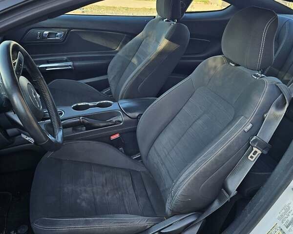 Форд Мустанг 2016 в Николаеве на Automoto.ua Белый Форд Мустанг, объемом двигателя 2.3 л и пробегом 159 тыс. км за 9999 $, фото 13 на Automoto.ua