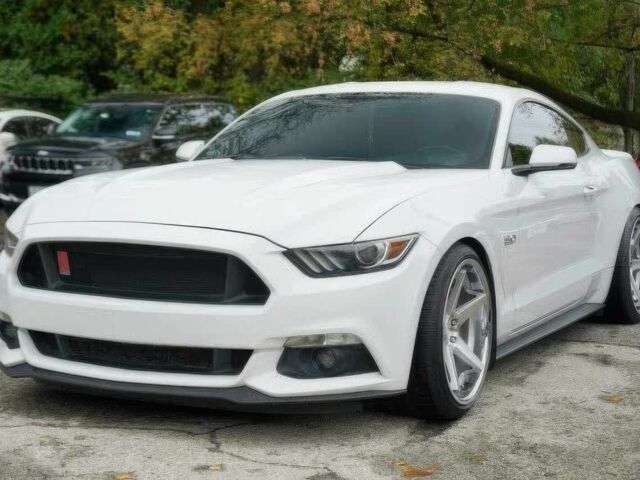 Белый Форд Мустанг, объемом двигателя 5 л и пробегом 73 тыс. км за 3900 $, фото 2 на Automoto.ua