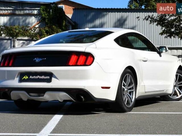 Белый Форд Мустанг, объемом двигателя 2.3 л и пробегом 140 тыс. км за 13999 $, фото 10 на Automoto.ua
