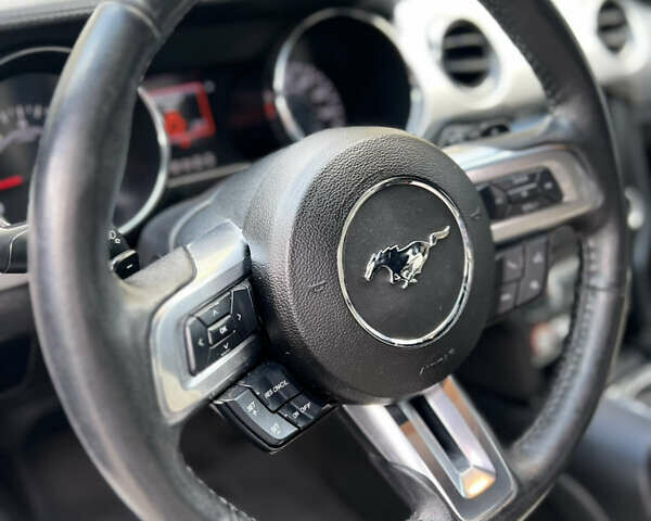 Белый Форд Мустанг, объемом двигателя 2.26 л и пробегом 102 тыс. км за 17900 $, фото 16 на Automoto.ua