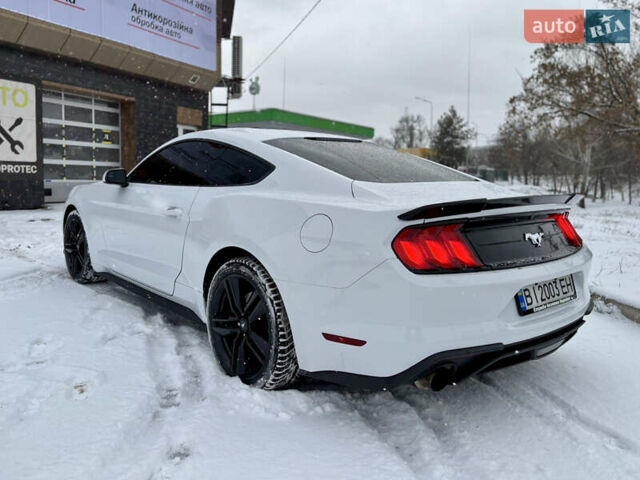 Белый Форд Мустанг, объемом двигателя 2.26 л и пробегом 82 тыс. км за 14800 $, фото 8 на Automoto.ua