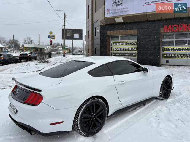 Белый Форд Мустанг, объемом двигателя 2.26 л и пробегом 82 тыс. км за 14800 $, фото 6 на Automoto.ua