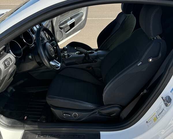 Белый Форд Мустанг, объемом двигателя 2.26 л и пробегом 55 тыс. км за 16500 $, фото 9 на Automoto.ua