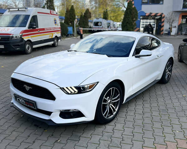 Белый Форд Мустанг, объемом двигателя 2.26 л и пробегом 102 тыс. км за 17900 $, фото 3 на Automoto.ua