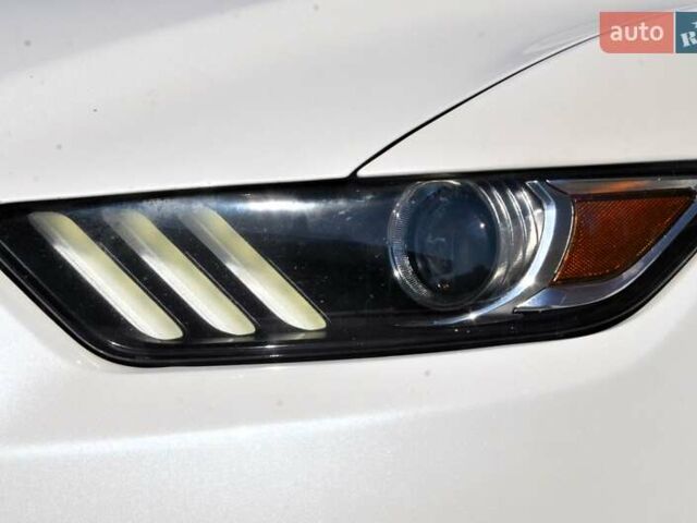 Белый Форд Мустанг, объемом двигателя 2.3 л и пробегом 140 тыс. км за 13999 $, фото 15 на Automoto.ua