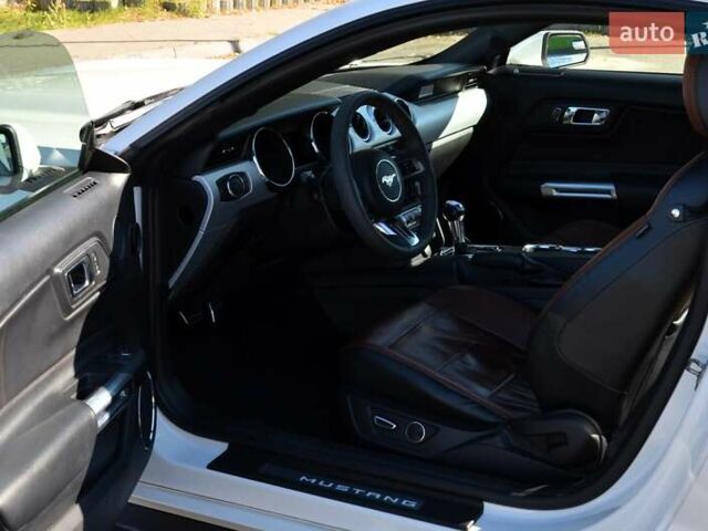 Белый Форд Мустанг, объемом двигателя 2.3 л и пробегом 140 тыс. км за 13999 $, фото 21 на Automoto.ua