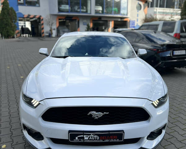 Белый Форд Мустанг, объемом двигателя 2.26 л и пробегом 102 тыс. км за 17900 $, фото 2 на Automoto.ua