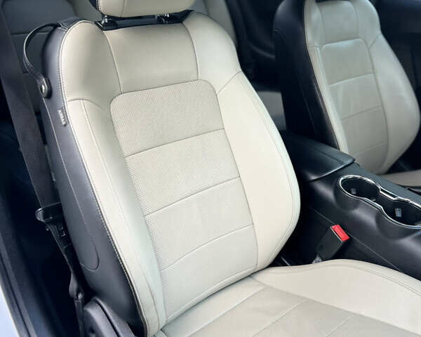 Белый Форд Мустанг, объемом двигателя 2.26 л и пробегом 102 тыс. км за 17900 $, фото 13 на Automoto.ua