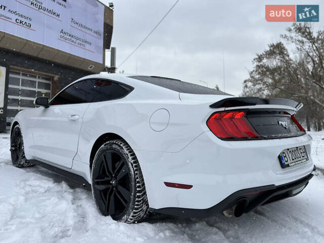 Белый Форд Мустанг, объемом двигателя 2.26 л и пробегом 82 тыс. км за 14800 $, фото 9 на Automoto.ua