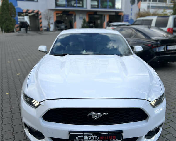 Белый Форд Мустанг, объемом двигателя 2.26 л и пробегом 102 тыс. км за 17900 $, фото 9 на Automoto.ua