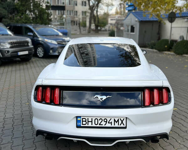 Белый Форд Мустанг, объемом двигателя 2.26 л и пробегом 102 тыс. км за 17900 $, фото 7 на Automoto.ua