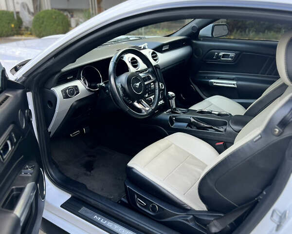 Белый Форд Мустанг, объемом двигателя 2.26 л и пробегом 102 тыс. км за 17900 $, фото 11 на Automoto.ua