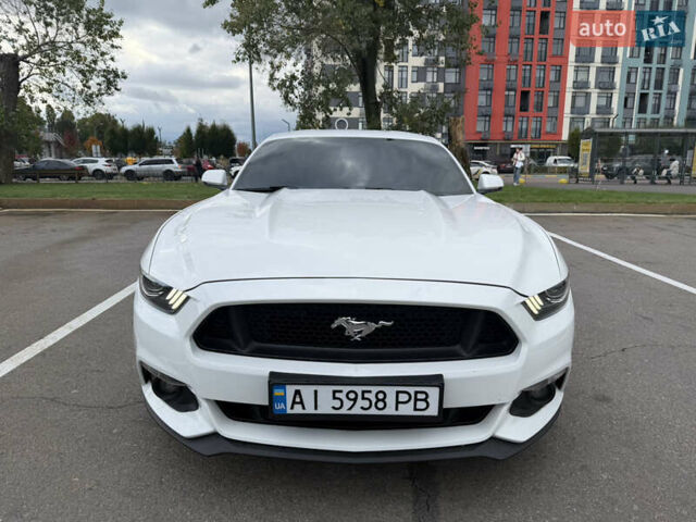Белый Форд Мустанг, объемом двигателя 2.3 л и пробегом 100 тыс. км за 15900 $, фото 1 на Automoto.ua