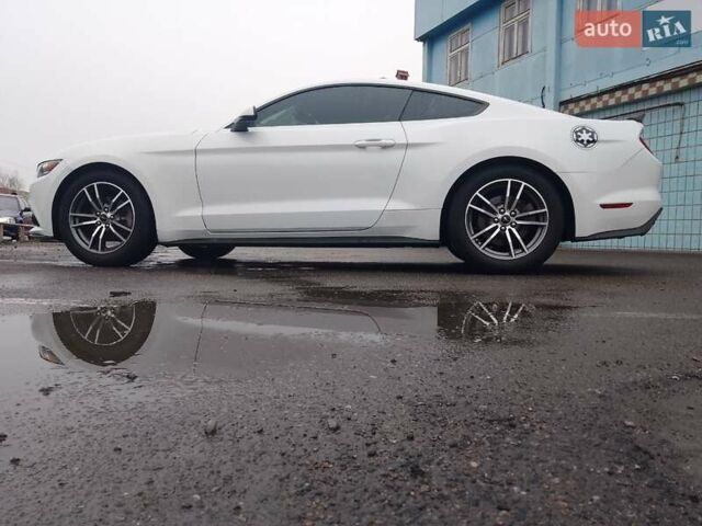 Форд Мустанг 2017 в Одессе на Automoto.ua Белый Форд Мустанг, объемом двигателя 2.3 л и пробегом 128 тыс. км за 18000 $, фото 41 на Automoto.ua