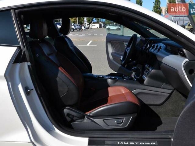 Белый Форд Мустанг, объемом двигателя 2.3 л и пробегом 140 тыс. км за 13999 $, фото 28 на Automoto.ua