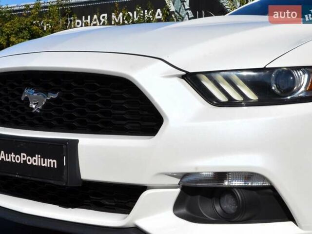 Білий Форд Мустанг, об'ємом двигуна 2.3 л та пробігом 140 тис. км за 12300 $, фото 14 на Automoto.ua