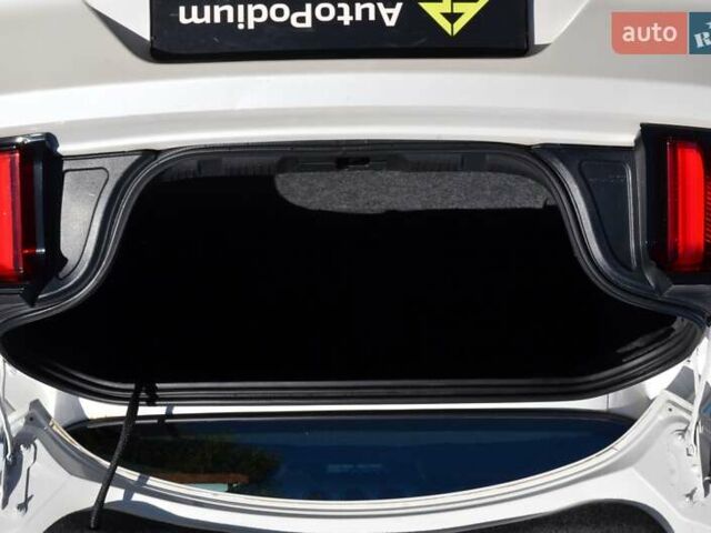 Белый Форд Мустанг, объемом двигателя 2.3 л и пробегом 140 тыс. км за 13999 $, фото 35 на Automoto.ua