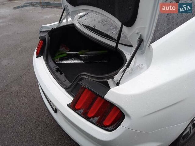 Белый Форд Мустанг, объемом двигателя 2.3 л и пробегом 128 тыс. км за 18000 $, фото 1 на Automoto.ua