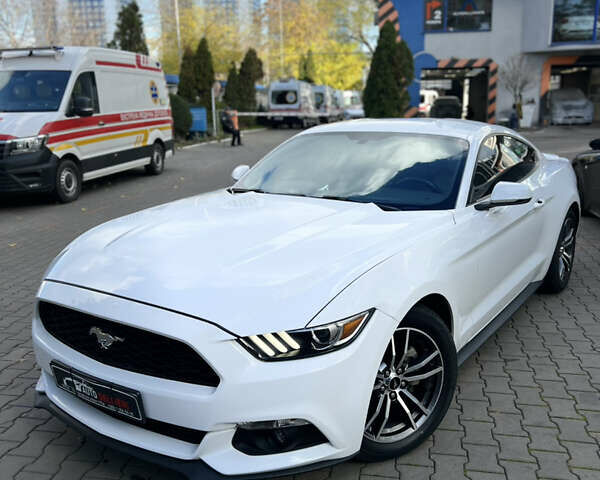 Белый Форд Мустанг, объемом двигателя 2.26 л и пробегом 102 тыс. км за 17900 $, фото 4 на Automoto.ua