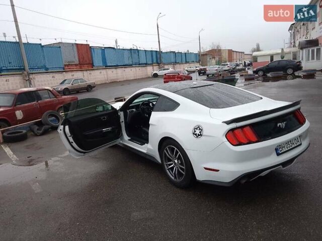 Форд Мустанг 2017 в Одессе на Automoto.ua Белый Форд Мустанг, объемом двигателя 2.3 л и пробегом 128 тыс. км за 18000 $, фото 11 на Automoto.ua