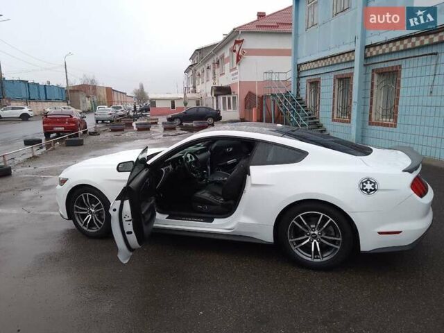 Форд Мустанг 2017 в Одессе на Automoto.ua Белый Форд Мустанг, объемом двигателя 2.3 л и пробегом 128 тыс. км за 18000 $, фото 15 на Automoto.ua