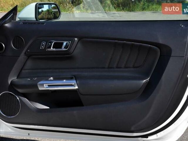 Белый Форд Мустанг, объемом двигателя 2.3 л и пробегом 140 тыс. км за 13999 $, фото 26 на Automoto.ua