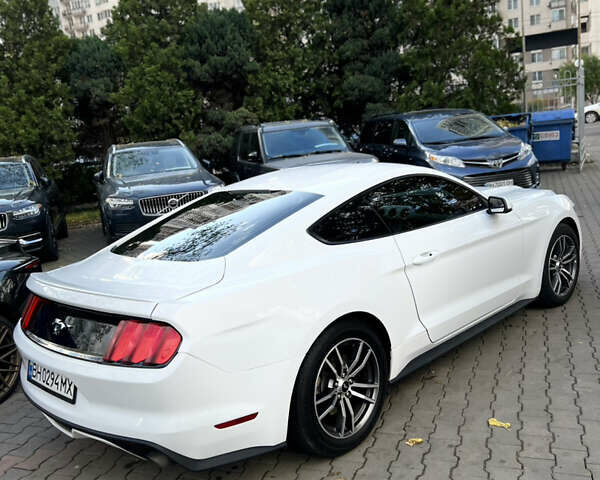 Белый Форд Мустанг, объемом двигателя 2.26 л и пробегом 102 тыс. км за 17900 $, фото 6 на Automoto.ua