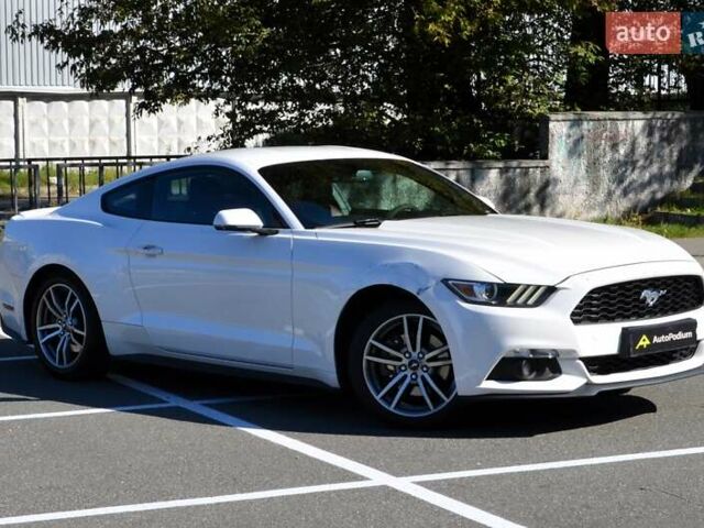 Белый Форд Мустанг, объемом двигателя 2.3 л и пробегом 140 тыс. км за 13999 $, фото 3 на Automoto.ua