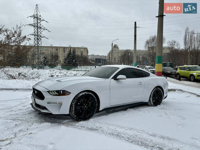 Белый Форд Мустанг, объемом двигателя 2.26 л и пробегом 82 тыс. км за 14800 $, фото 1 на Automoto.ua