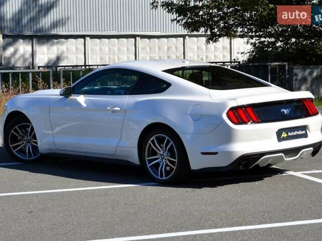 Белый Форд Мустанг, объемом двигателя 2.3 л и пробегом 140 тыс. км за 13999 $, фото 8 на Automoto.ua