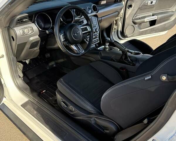 Белый Форд Мустанг, объемом двигателя 2.26 л и пробегом 55 тыс. км за 16500 $, фото 8 на Automoto.ua