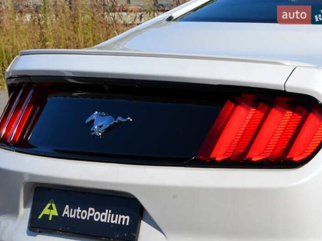 Белый Форд Мустанг, объемом двигателя 2.3 л и пробегом 140 тыс. км за 13999 $, фото 13 на Automoto.ua