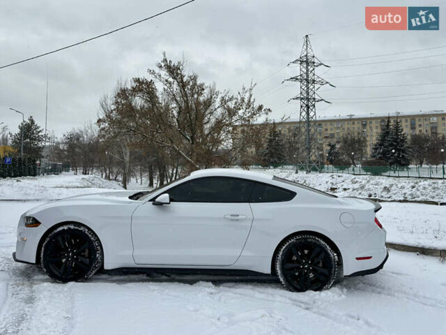 Белый Форд Мустанг, объемом двигателя 2.26 л и пробегом 82 тыс. км за 14800 $, фото 2 на Automoto.ua