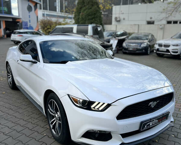 Белый Форд Мустанг, объемом двигателя 2.26 л и пробегом 102 тыс. км за 17900 $, фото 8 на Automoto.ua