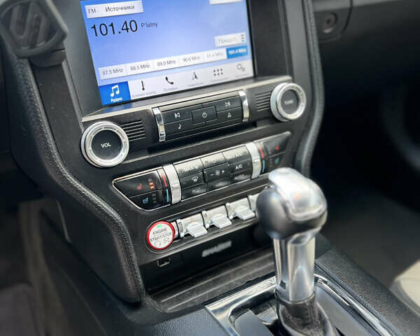 Белый Форд Мустанг, объемом двигателя 2.26 л и пробегом 102 тыс. км за 17900 $, фото 18 на Automoto.ua