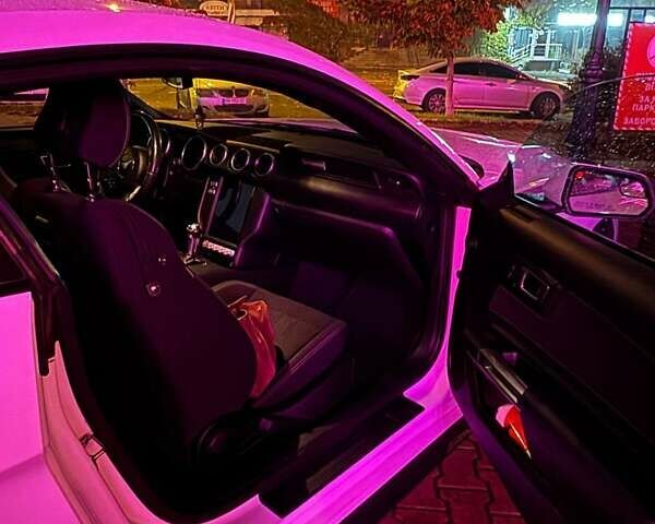 Белый Форд Мустанг, объемом двигателя 2.3 л и пробегом 91 тыс. км за 18900 $, фото 22 на Automoto.ua