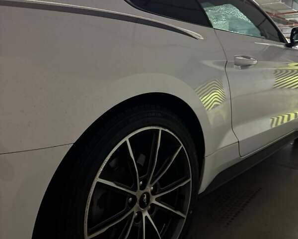 Белый Форд Мустанг, объемом двигателя 2.3 л и пробегом 91 тыс. км за 18900 $, фото 15 на Automoto.ua