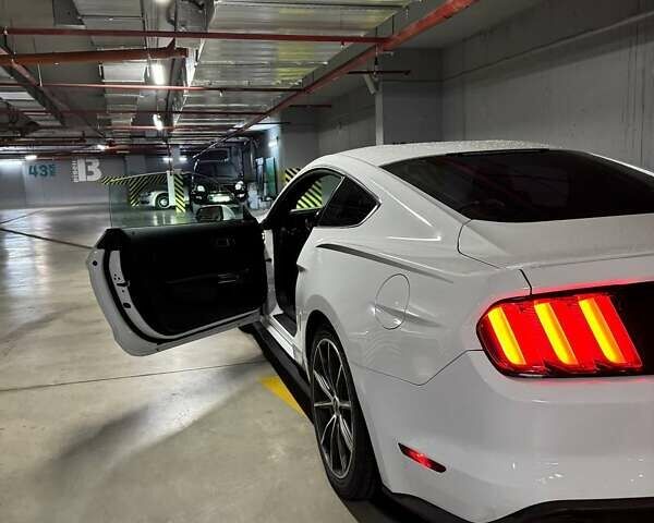 Белый Форд Мустанг, объемом двигателя 2.3 л и пробегом 91 тыс. км за 18900 $, фото 3 на Automoto.ua