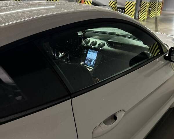 Белый Форд Мустанг, объемом двигателя 2.3 л и пробегом 91 тыс. км за 18900 $, фото 1 на Automoto.ua