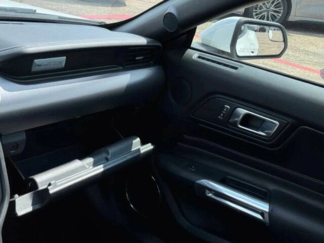 Білий Форд Мустанг, об'ємом двигуна 5 л та пробігом 33 тис. км за 10500 $, фото 7 на Automoto.ua