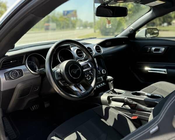 Білий Форд Мустанг, об'ємом двигуна 2.26 л та пробігом 52 тис. км за 24000 $, фото 5 на Automoto.ua